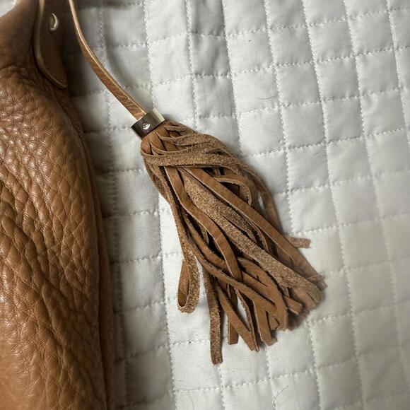 ISAAC MIZRAHI Bridgehampton Tan Pebbled Genuine Leather Hobo‎ Purse Tassel Charm - Picture 2 of 13